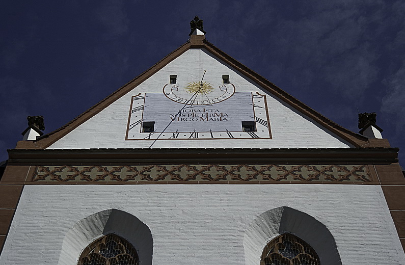 Allgäu 09 - 2014 - 20140908_0321 als Smartobjekt-1 Kopie.jpg - Eine schöne Sonnenuhr , dazu das passende Wetter .